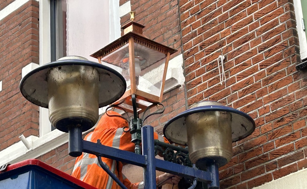 Feestelijke ontsteking nieuwe verlichting Hoogstraat