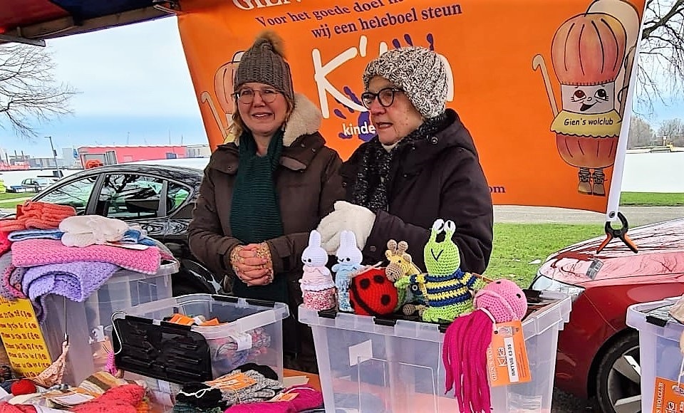 Tien vrouwen en twee heren breien en haken voor het goede doel