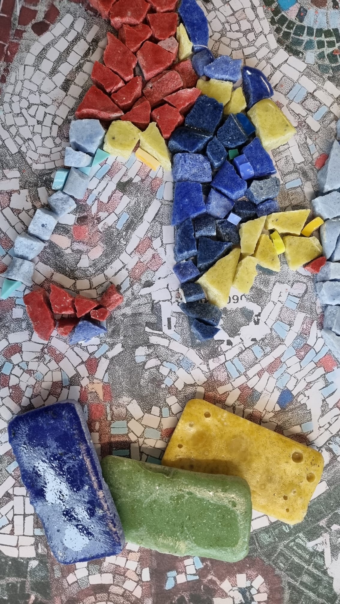 Ambachtelijk mozaïeken in atelier 'Stukje bij beetje'