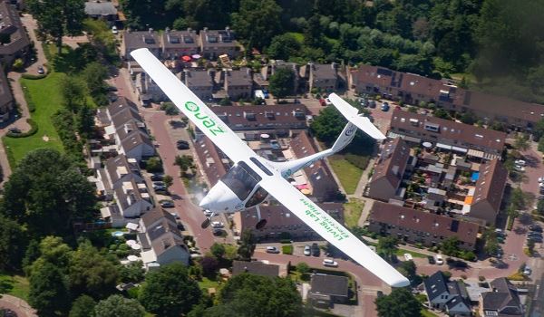Dit tweepersoons vliegtuig op batterijen kun je zien boven Schiedam