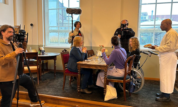 Regisseur Koen Wouterse: 'Nog één keertje dan. Klaar? Actie!'