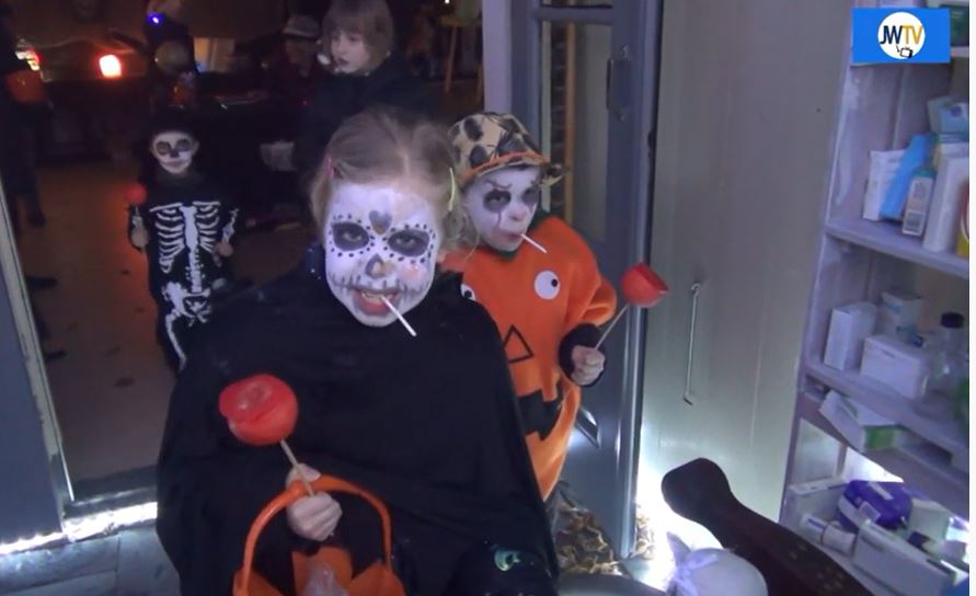 Het bekijken van deze film is geheel op eigen risico