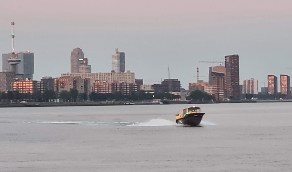 Ongeval tussen watertaxi en rondvaartboot; watertaxi zinkt, passagiers gered