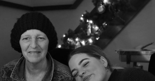 Zij raakte haar moeder kwijt, en moet daardoor het huis uit waar ze haar hele leven al woont