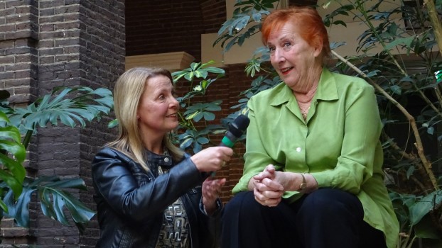 Loes Luca bevlogen taalpuriste