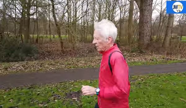 Marathonman Karel Leeuwangh (82) wil coronaprik afstaan aan zieke Max (16)