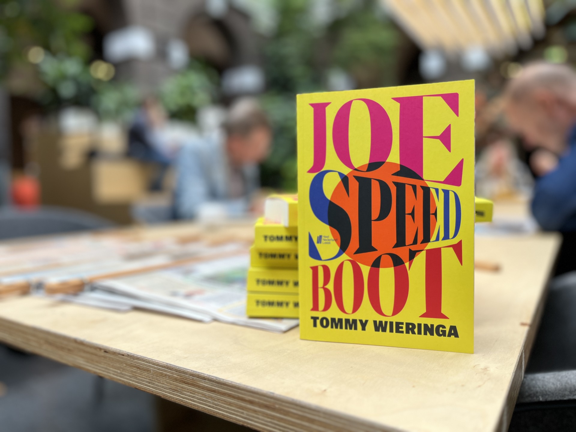 Bibliotheek geeft boek Tommy Wieringa cadeau
