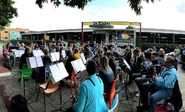 Harpe Davids geeft een pleinconcert in Schiedam Noord
