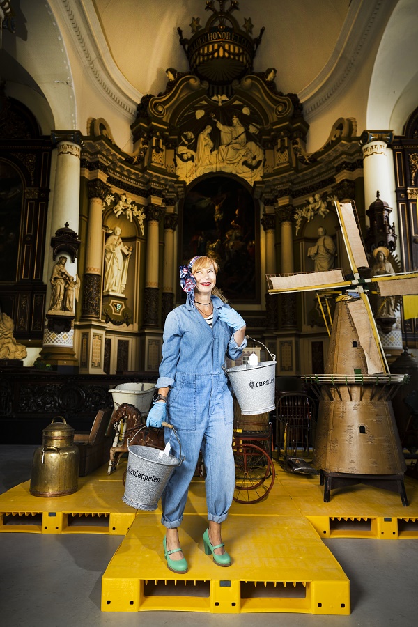 Tiental Kijkdepot-vrijwilligers op de foto met hun favoriete voorwerp