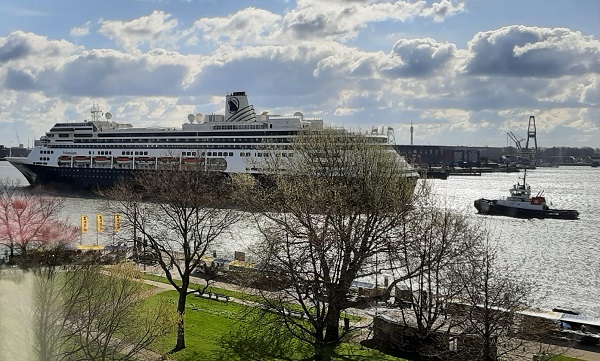 Cruiseschip Volendam ligt in Merwehaven voor opvang vluchtelingen uit Oekraïne