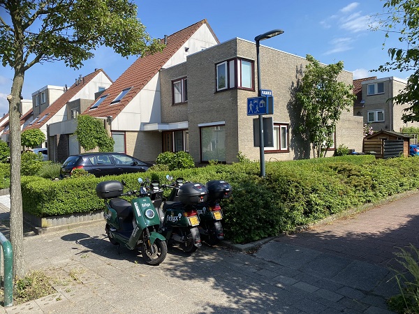 Boetes uitgedeeld aan hinderlijk parkerende deel-scooteraars