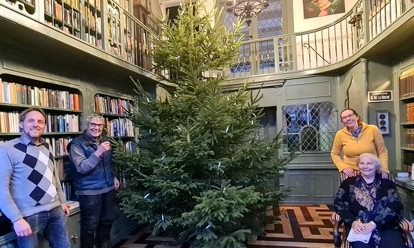 Het is aan voorbijgangers om de lichtjes in deze boom te ontsteken 