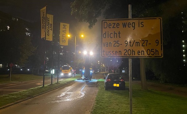 Asfaltreparaties aan de Mozartlaan in Schiedam Noord