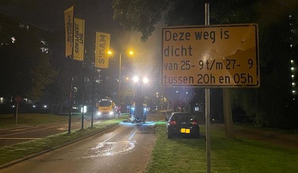 Asfaltreparaties aan de Mozartlaan in Schiedam Noord
