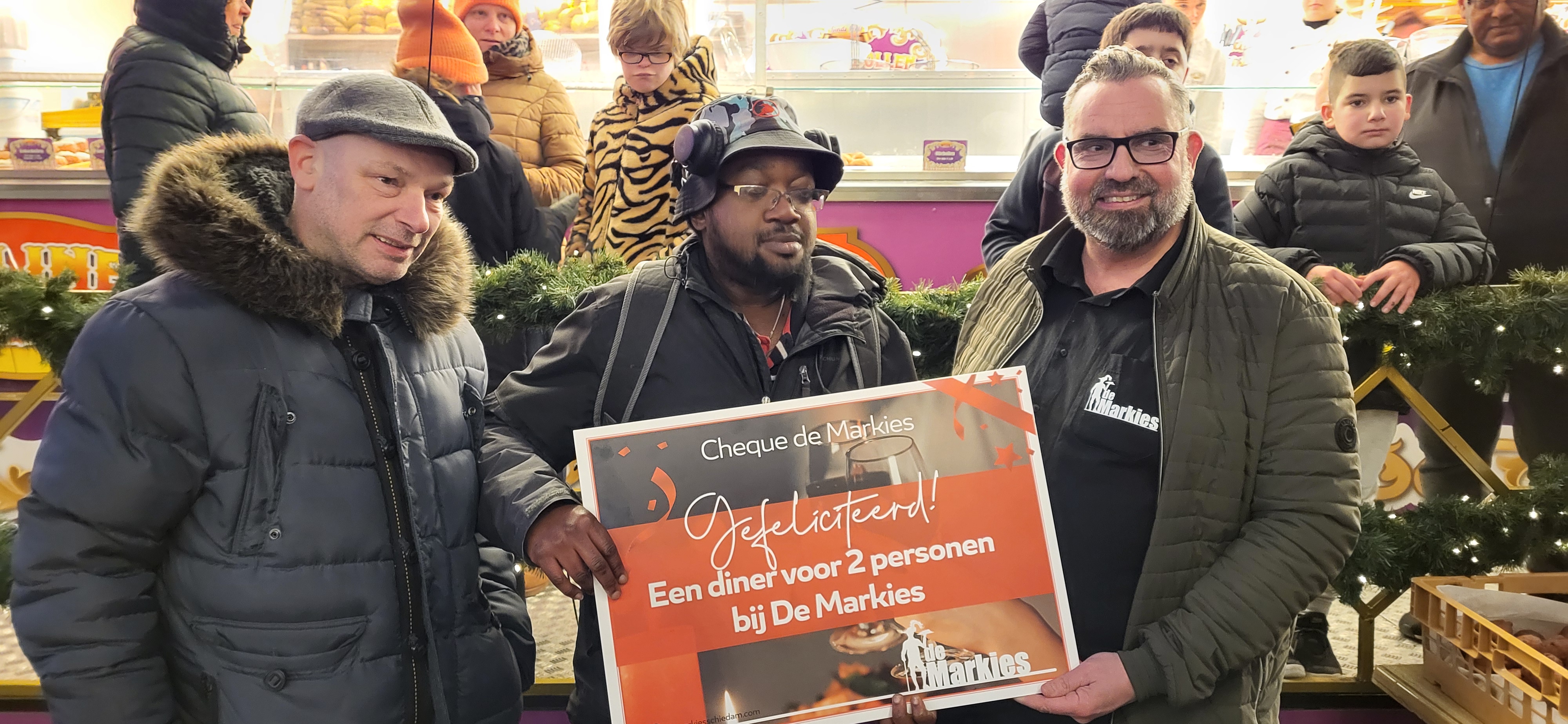Winnaar oliebollen-eet-wedstrijd werkt er 16 naar binnen