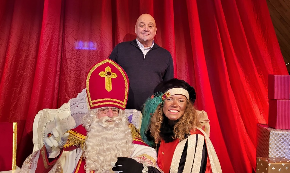 Sint en de Kerstman zamelen cadeautjes in