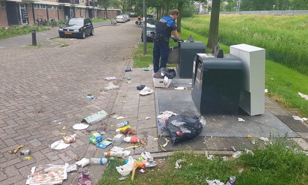 Boa's doorzoeken gedumpte vuilniszakken; dat levert 2 boetes op