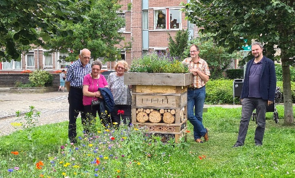 Wethouder en bewoners nemen bijenhotel in gebruik
