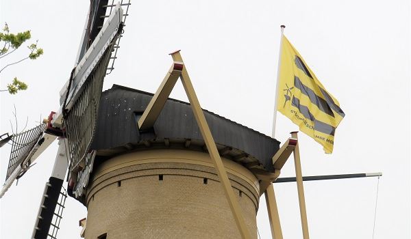 Veertigjarige Stichting De Schiedamse Molens lanceert nieuwe vlag