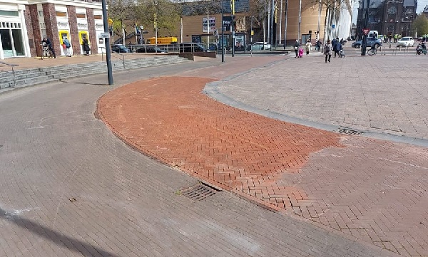 Waar is het regenboogzebrapad op het Land van Belofte gebleven?