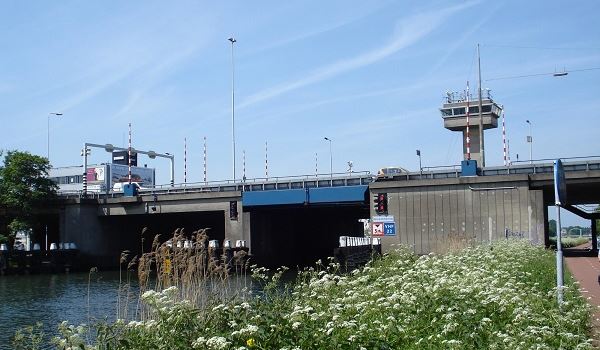 Deze brug over de A20 in Spaanse Polder wordt vervangen