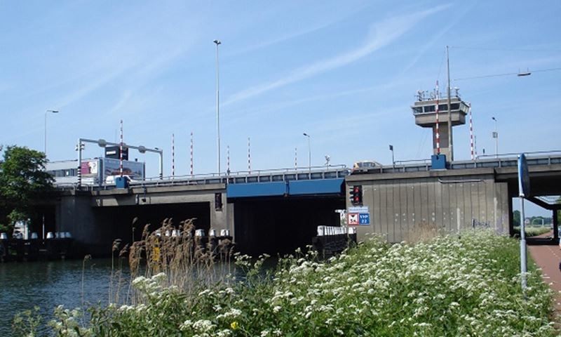 Deze brug over de A20 in Spaanse Polder wordt vervangen