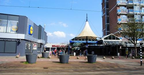 Brandweer rukt uit voor liftopsluiting in winkelcentrum Spaland