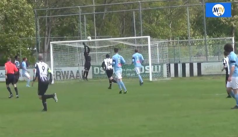 Jan Willem de Boer beschouwt de derby na met beide trainers