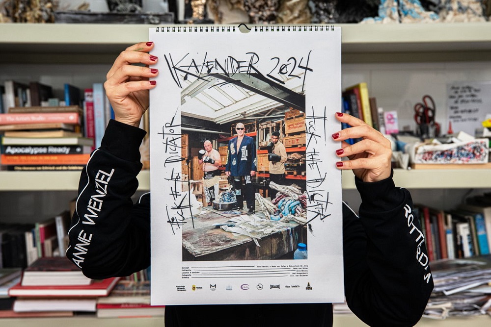 Presentatie kalender en boek tijdens no-ko wedstrijden