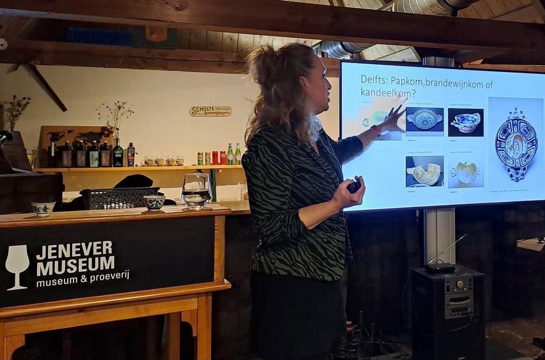 Dragend bestaan in Amsterdam en jenever in Delfts blauw