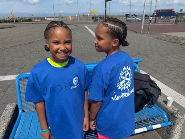 Twee jonge dames op avontuur naar kinderkamp op Schiermonnikoog