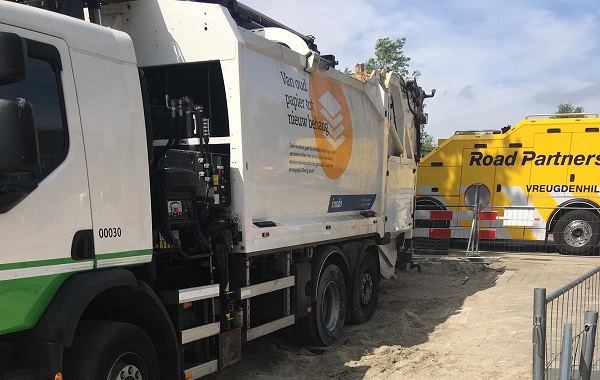 Vuilniswagen rijdt zich vast