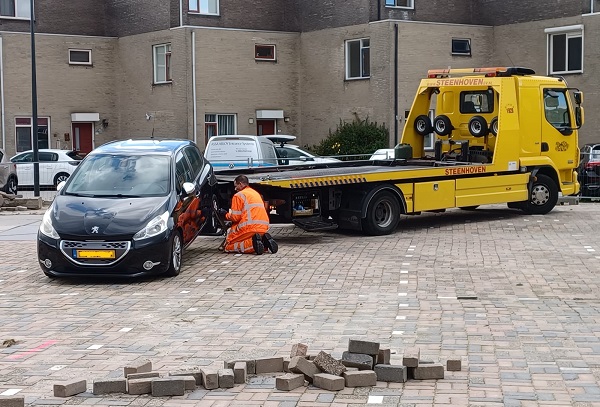 Geparkeerde auto aan De Akkers in opdracht gemeente weggesleept