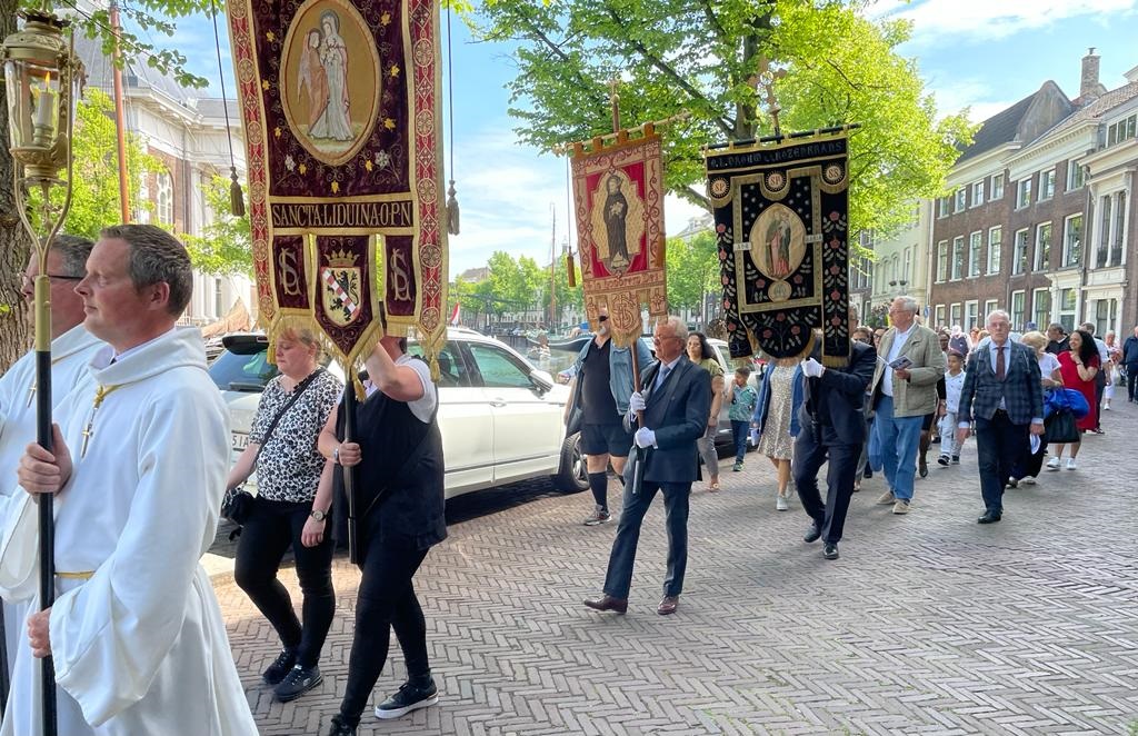 Relikwieën van Liduina in processie door centrum van Schiedam
