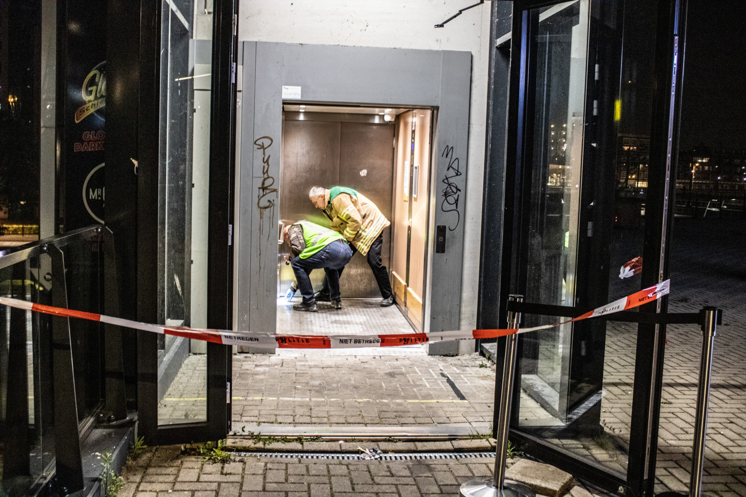 Drie mensen onwel in lift bioscoop
