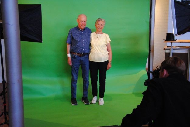 Bruidsfoto's gemaakt alsof de paren op  bordes van oude stadhuis stonden