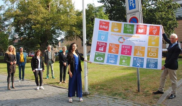 Burgemeester rolt vlag 'duurzame doelen' uit in Korenbeurs