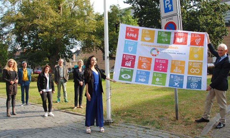 Burgemeester rolt vlag 'duurzame doelen' uit in Korenbeurs