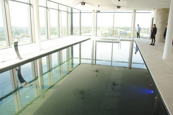 Diverse restaurants met bij mooi weer in totaal bijna 900 plaatsen