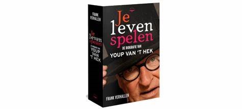 Youp van 't Hek en Jeroen Windmeijer signeren