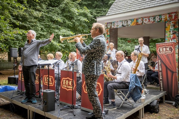 Lucie Luna opent Cultuur Borrelt in het Julianapark