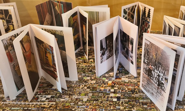 Verhalende fotografie: expositie met zelfgemaakte fotoboekjes