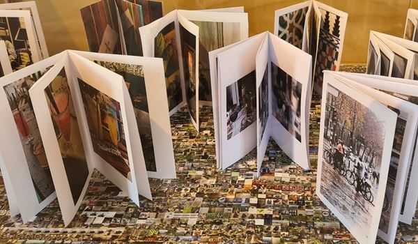 Verhalende fotografie: expositie met zelfgemaakte fotoboekjes