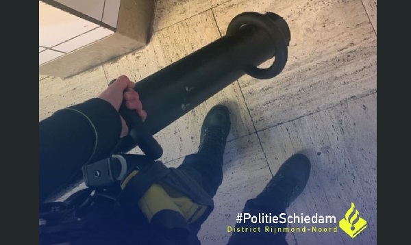 Politie verschaft zich toegang tot flat waaruit geschreeuw klinkt