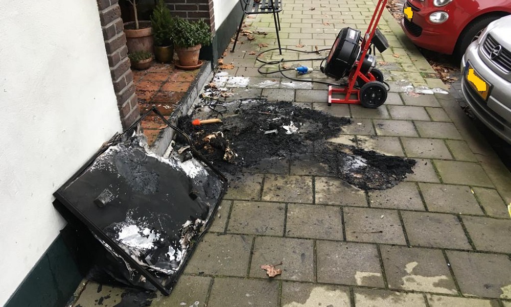 Moedige vrouw voorkomt dat brand zich uitbreidt