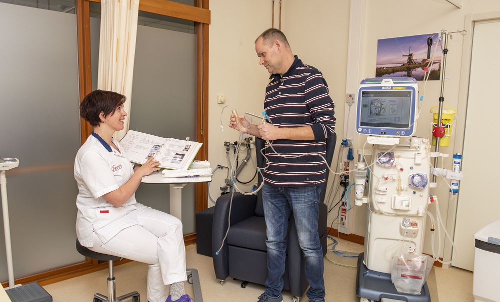 Franciscus opent trainingsruimte voor thuishemodialyse patiënten