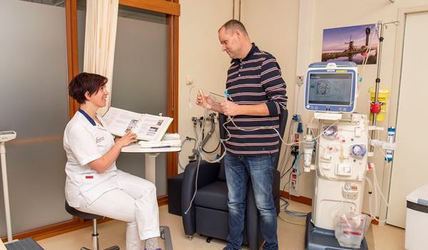 Franciscus opent trainingsruimte voor thuishemodialyse patiënten