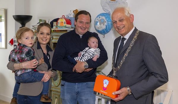Burgemeester bezoekt baby Bernard, de 80.000ste Schiedammer