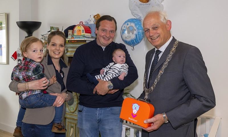 Burgemeester bezoekt baby Bernard, de 80.000ste Schiedammer