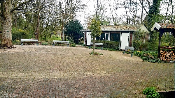 Nieuwe banken op het plein van de Boshoek geplaatst